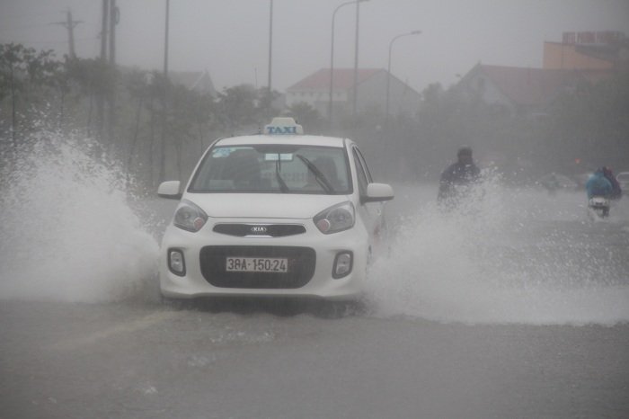 Mưa xối xả, Hà Tĩnh chìm trong biển nước