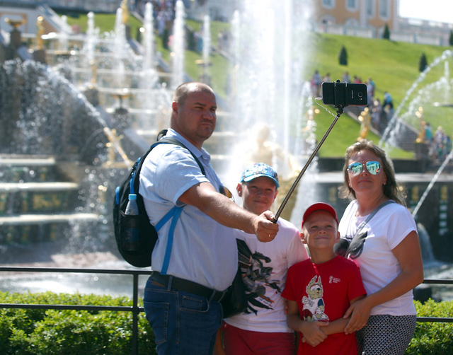 Nga hốt bạc nhờ người hâm mộ chịu chi tiền