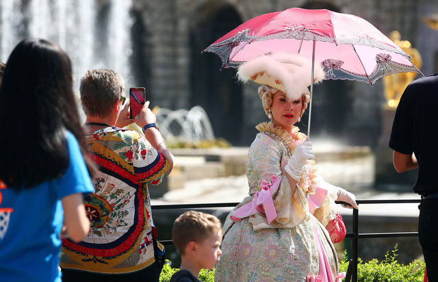 Nga hốt bạc nhờ người hâm mộ chịu chi tiền