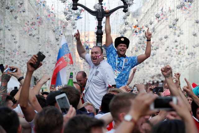 Nga hốt bạc nhờ người hâm mộ chịu chi tiền