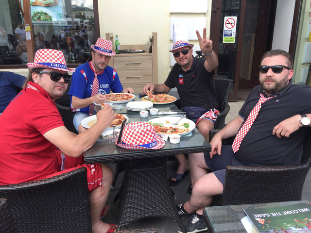 Nga hốt bạc nhờ người hâm mộ chịu chi tiền