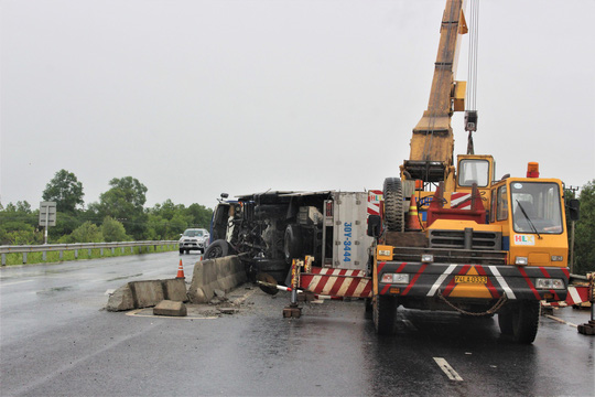 Xe tải lật ngang giữa Quốc lộ 1