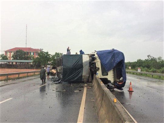 Xe tải lật ngang giữa Quốc lộ 1