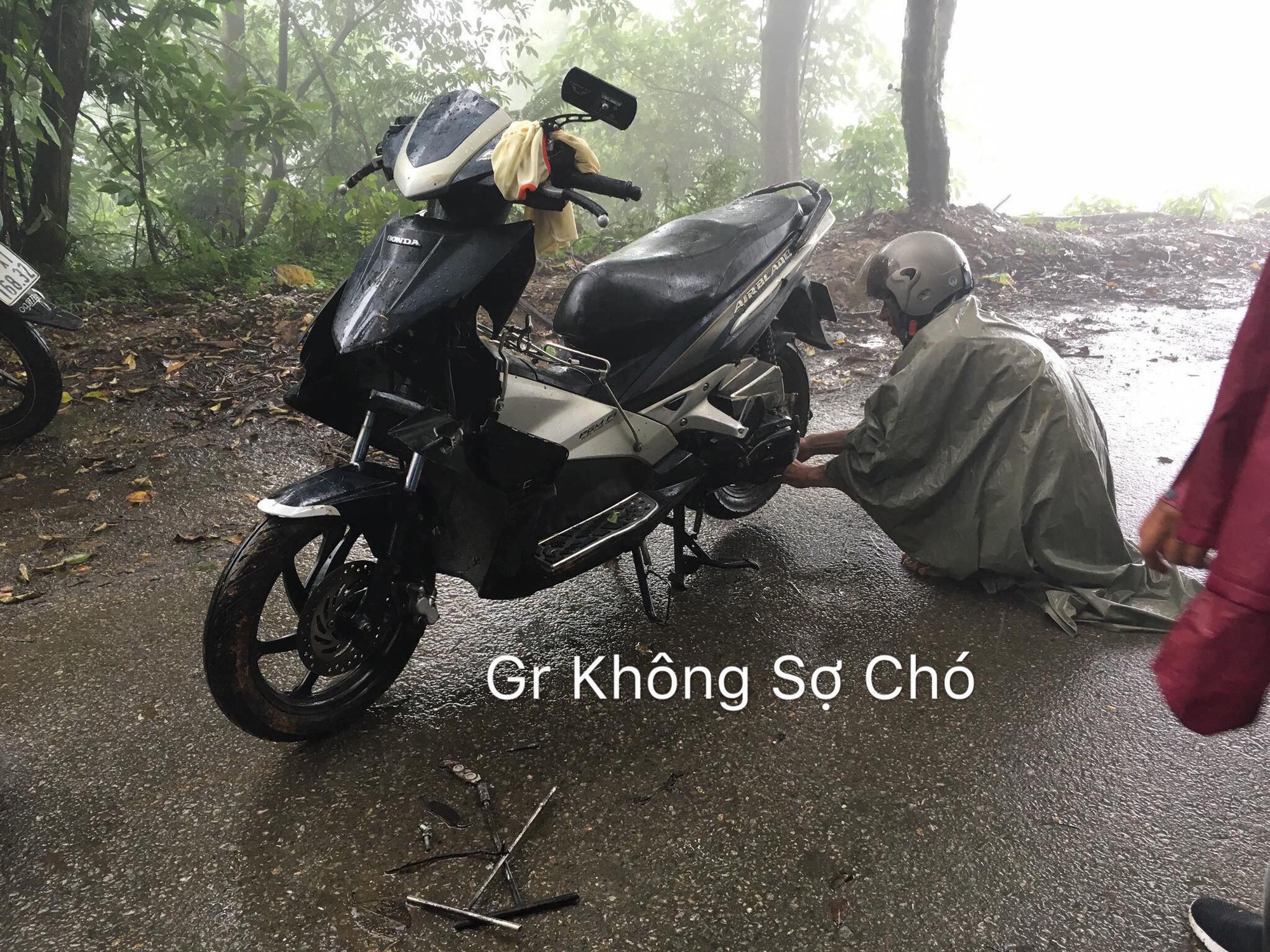 Xe ga mất phanh khi đang đổ đèo ở Ba Vì, đôi bạn trẻ liều mình lao vào gốc cây để thoát nạn