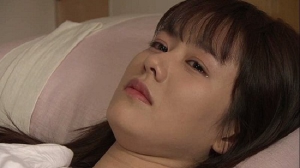 Trên đời này làm gì có chuyện lạ thế, con trai đi lấy vợ còn nằm ngủ cùng mẹ