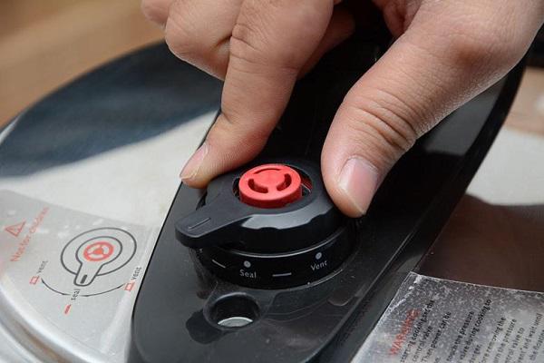 Chị em hoảng hồn vì vụ nổ nồi áp suất khi đang ninh chè: Cẩn thận nồi nổ như bom!