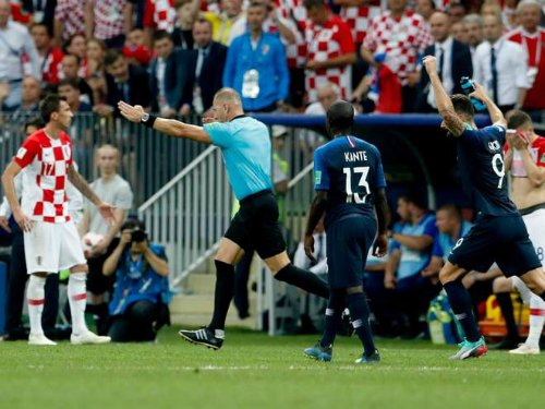 Quả phạt đền cho Pháp bị gọi là ghê tởm, đáng hổ thẹn