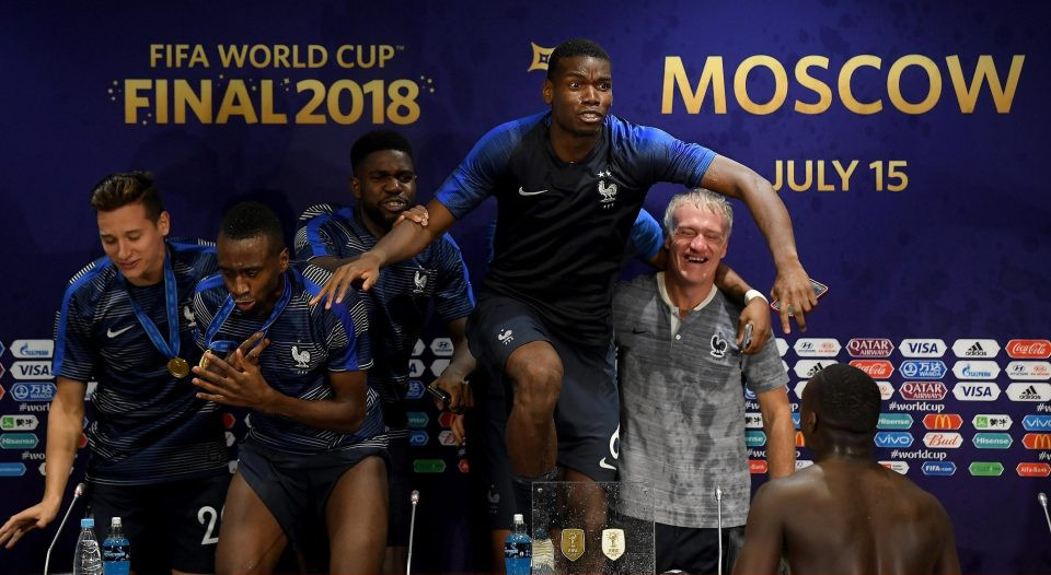 Pogba quậy tung, HLV Deschamps ướt sũng trong phòng họp báo