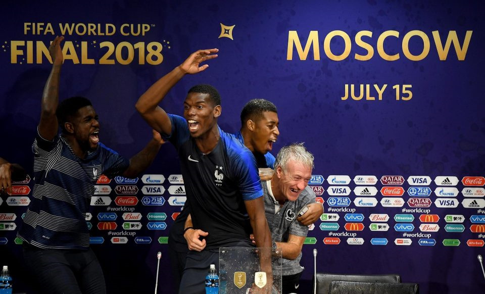 Pogba quậy tung, HLV Deschamps ướt sũng trong phòng họp báo
