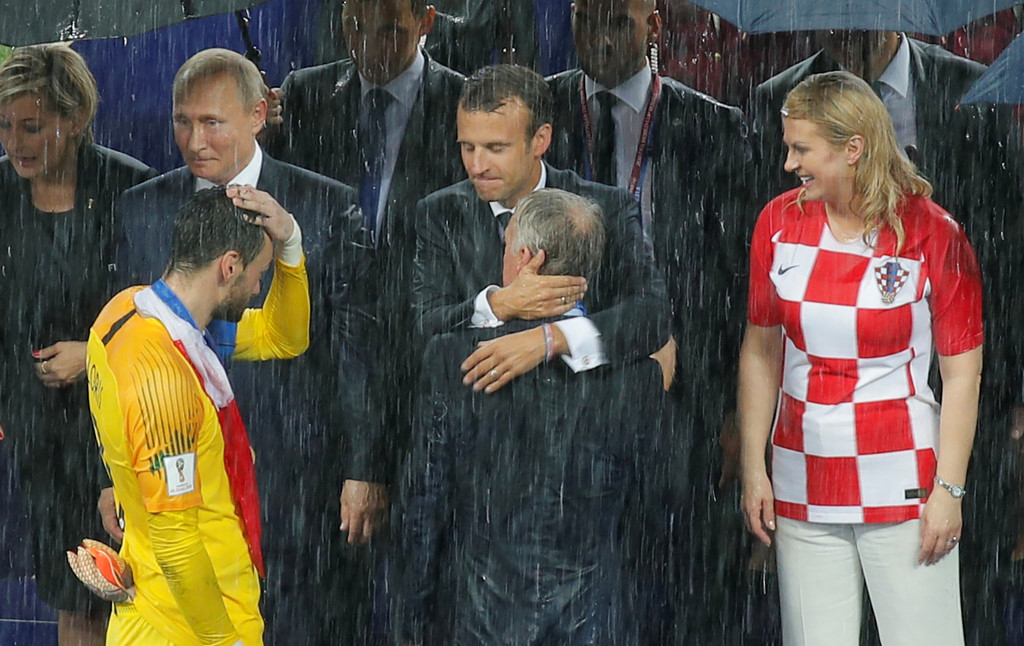 Pogba quậy tung, HLV Deschamps ướt sũng trong phòng họp báo