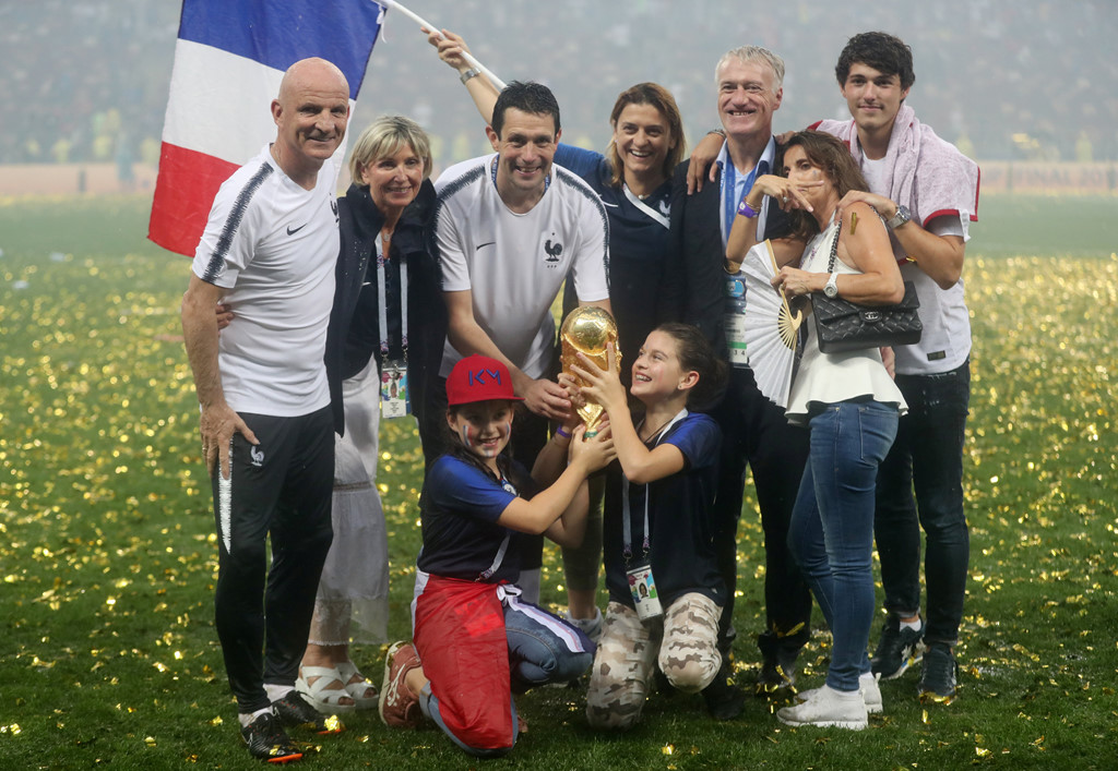 Pogba quậy tung, HLV Deschamps ướt sũng trong phòng họp báo