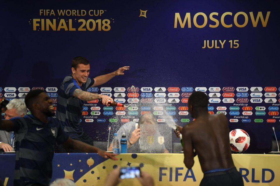 Pogba quậy tung, HLV Deschamps ướt sũng trong phòng họp báo