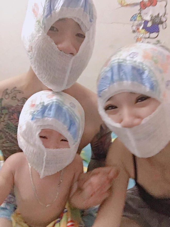 Mang bỉm của con đội lên đầu, bố mẹ khiến dân mạng cười lăn lộn với tạo hình gia đình siêu nhân bỉm