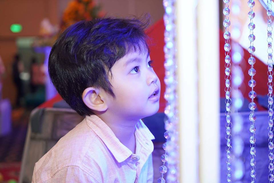 Vợ chồng Khánh Thi - Phan Hiển thuê khách sạn sang trọng, mở tiệc hoành tráng để mừng hai con yêu