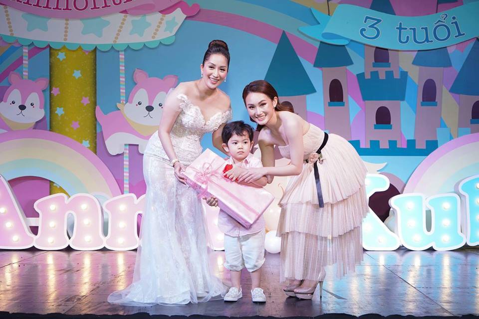 Vợ chồng Khánh Thi - Phan Hiển thuê khách sạn sang trọng, mở tiệc hoành tráng để mừng hai con yêu