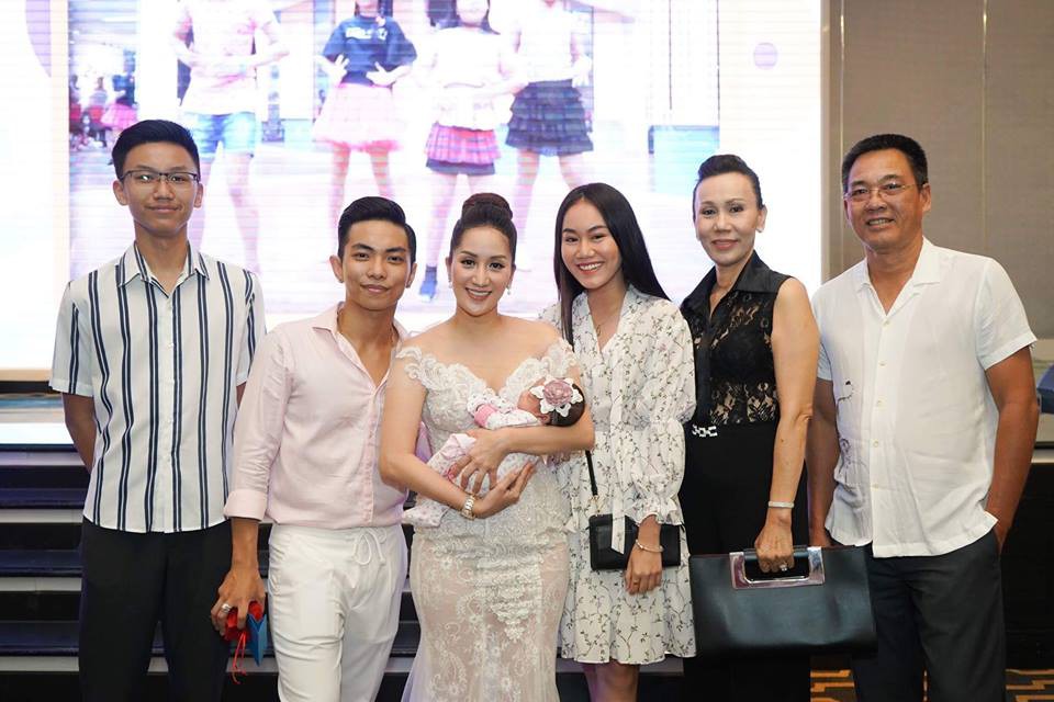 Vợ chồng Khánh Thi - Phan Hiển thuê khách sạn sang trọng, mở tiệc hoành tráng để mừng hai con yêu