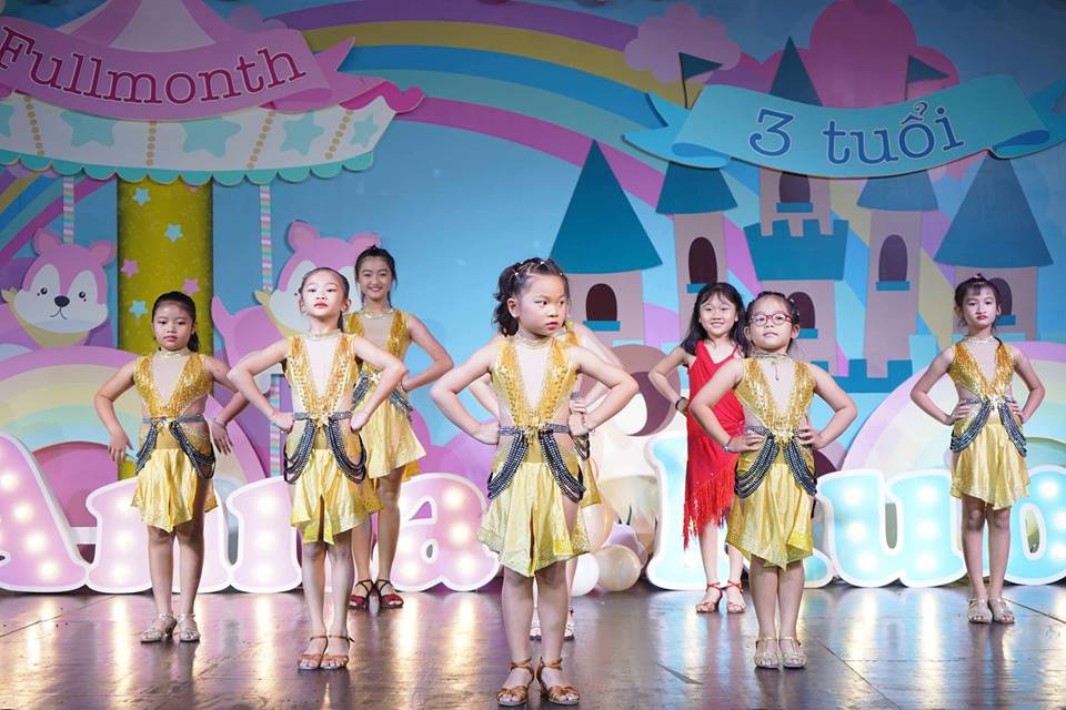 Vợ chồng Khánh Thi - Phan Hiển thuê khách sạn sang trọng, mở tiệc hoành tráng để mừng hai con yêu