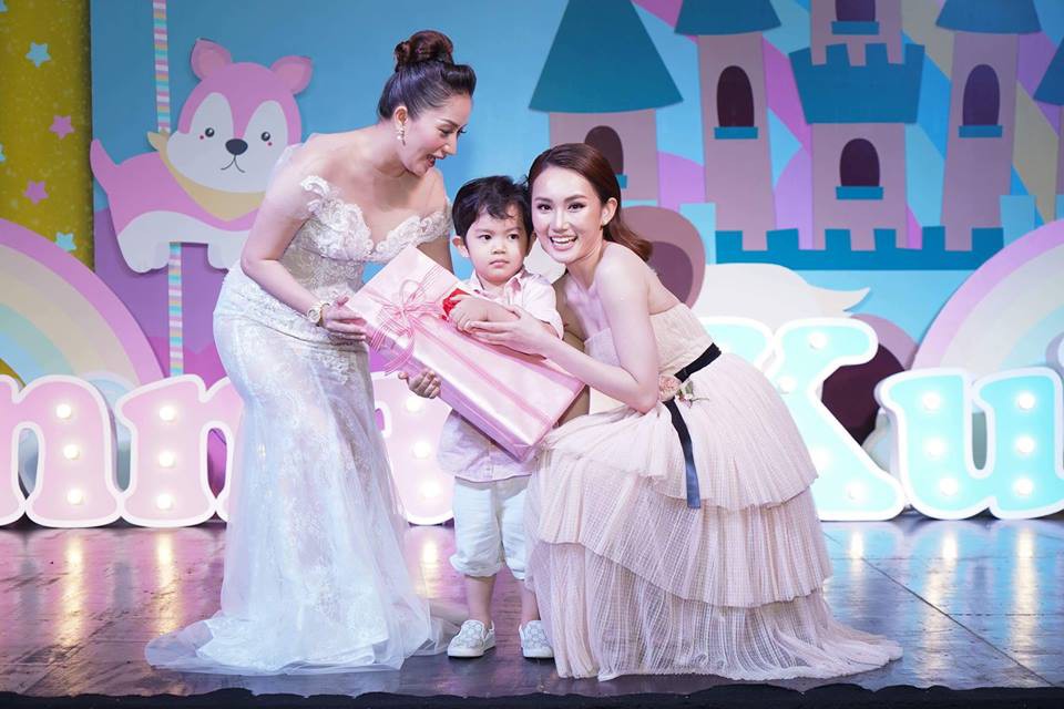 Vợ chồng Khánh Thi - Phan Hiển thuê khách sạn sang trọng, mở tiệc hoành tráng để mừng hai con yêu