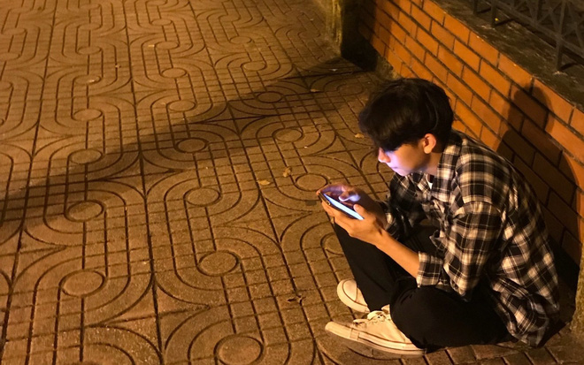 Chuyện thanh niên lần đầu có crush: Ôm điện thoại chat suốt ngày đêm xa lánh bạn bè, lập 2 nick Facebook để tự trút bầu tâm sự