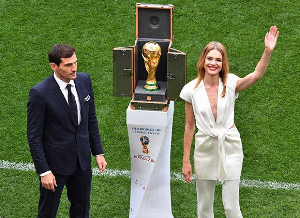 Siêu mẫu Nga rước cúp vàng World Cup 2018 đã là gái 5 con trông vẫn mòn con mắt