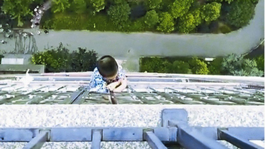 Bé 5 tuổi sống sót kỳ diệu sau khi rơi từ tầng 20