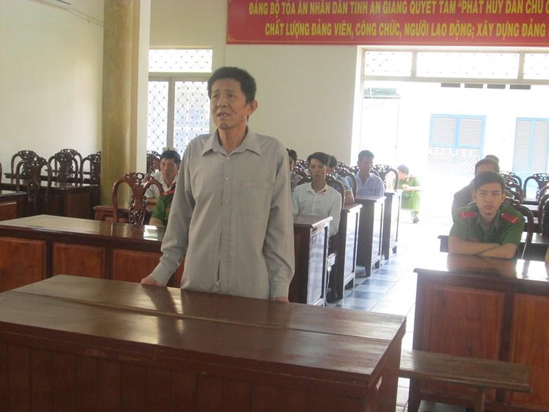 Chồng tạt axit đậm đặc lên người vợ và cháu ngoại vì không chịu về nhà