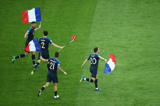 Nụ hôn người Pháp in dấu lên Cup vàng thế giới