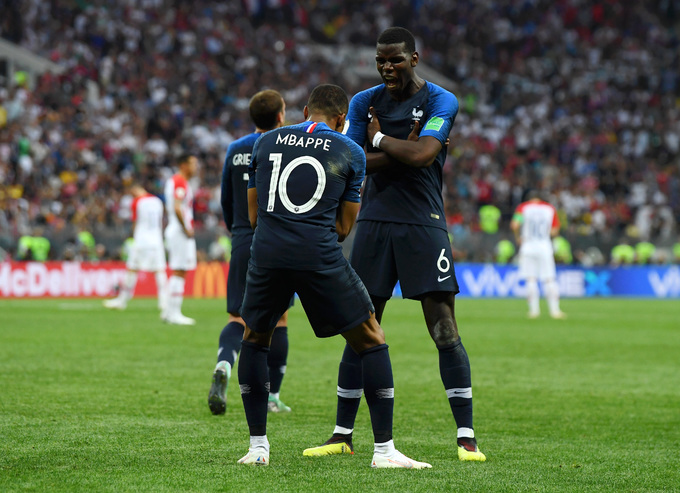 Nụ hôn người Pháp in dấu lên Cup vàng thế giới