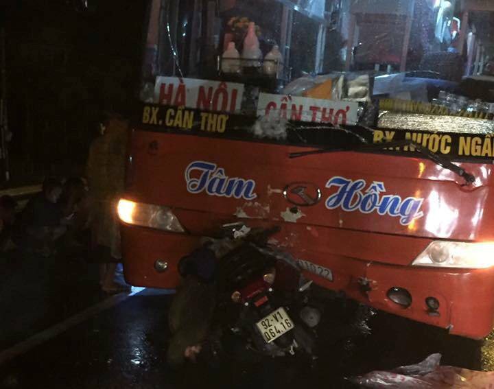 Xe khách va chạm với xe máy, mẹ cùng con gái 5 tuổi tử vong thương tâm