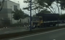 Bị CSGT chặn đầu xe, tài xế xe tải húc đổ xe cảnh sát rồi bỏ trốn