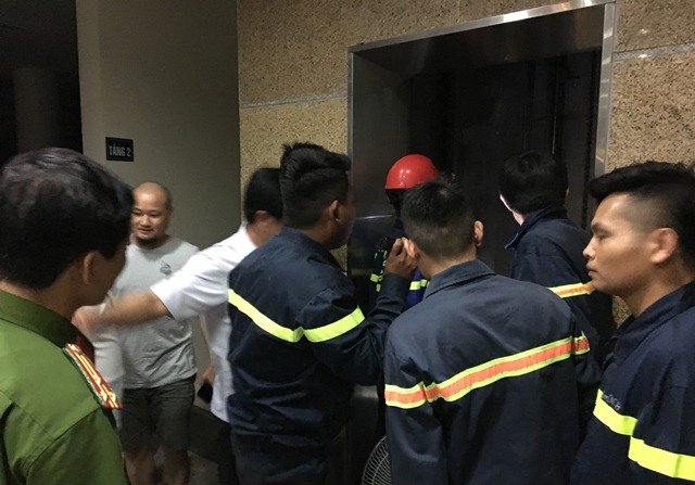 Thanh Hóa: 7 em nhỏ mắc kẹt trong thang máy thư viện