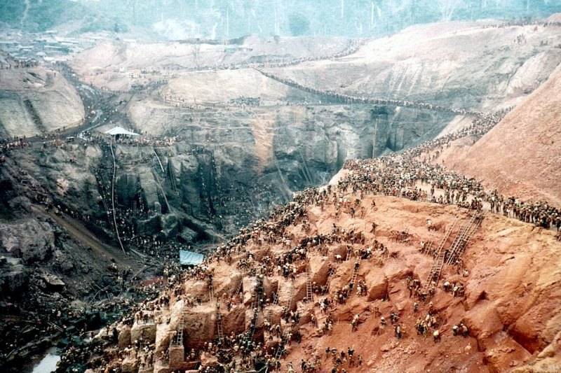 Những hình ảnh tại mỏ vàng Serra Pelada năm 1985: Khi giấc mơ làm giàu phải trả giá bằng những điều khủng khiếp Những hình ảnh tại mỏ vàng Serra Pelada năm 1985: Khi giấc mơ làm giàu phải trả giá bằng những điều khủng khiếp