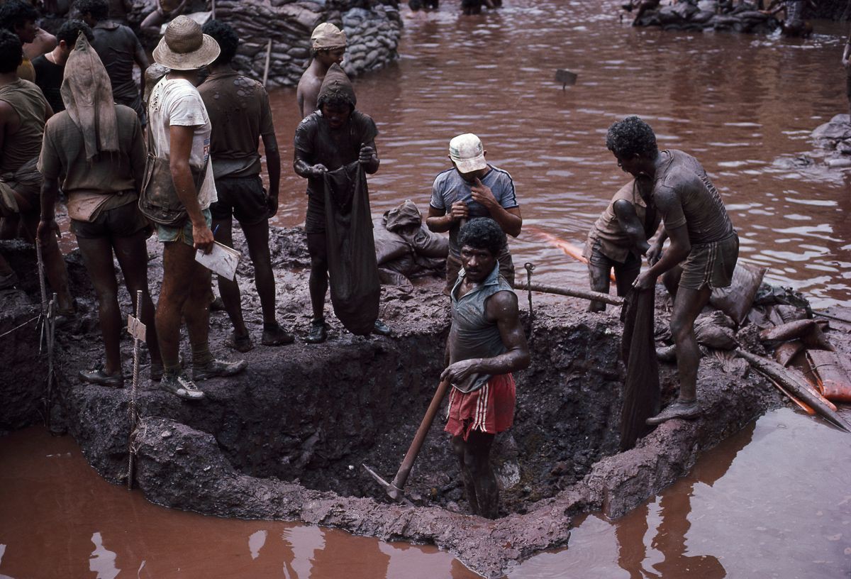 Những hình ảnh tại mỏ vàng Serra Pelada năm 1985: Khi giấc mơ làm giàu phải trả giá bằng những điều khủng khiếp Những hình ảnh tại mỏ vàng Serra Pelada năm 1985: Khi giấc mơ làm giàu phải trả giá bằng những điều khủng khiếp