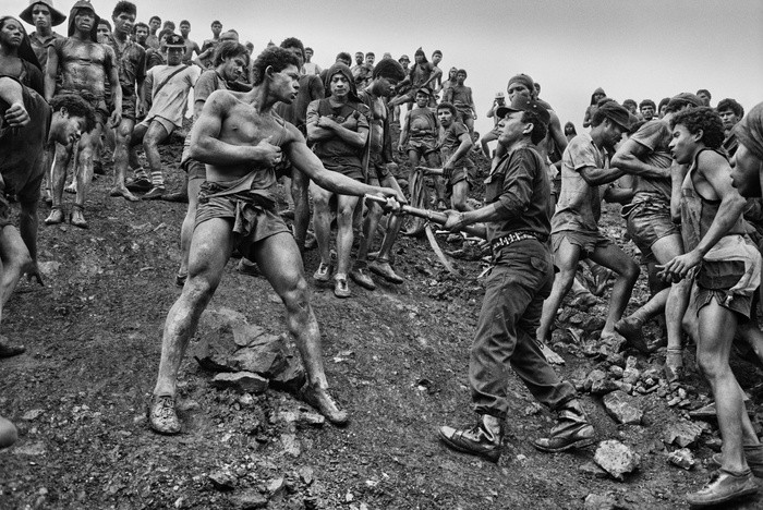 Những hình ảnh tại mỏ vàng Serra Pelada năm 1985: Khi giấc mơ làm giàu phải trả giá bằng những điều khủng khiếp Những hình ảnh tại mỏ vàng Serra Pelada năm 1985: Khi giấc mơ làm giàu phải trả giá bằng những điều khủng khiếp