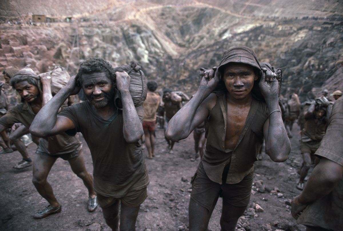 Những hình ảnh tại mỏ vàng Serra Pelada năm 1985: Khi giấc mơ làm giàu phải trả giá bằng những điều khủng khiếp Những hình ảnh tại mỏ vàng Serra Pelada năm 1985: Khi giấc mơ làm giàu phải trả giá bằng những điều khủng khiếp