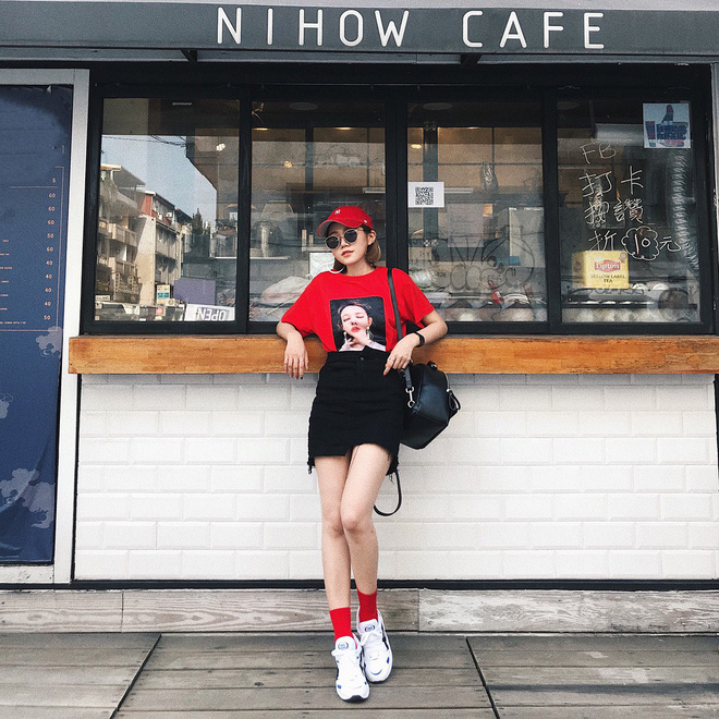 Nếu thích diện áo phông và chân váy ngắn, bạn cần học ngay công thức sơ vin 2 tầng do giới trẻ Hàn vừa khởi xướng