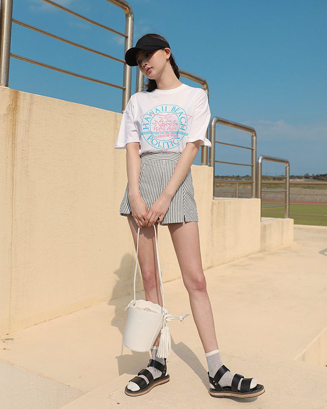 Nếu thích diện áo phông và chân váy ngắn, bạn cần học ngay công thức sơ vin 2 tầng do giới trẻ Hàn vừa khởi xướng