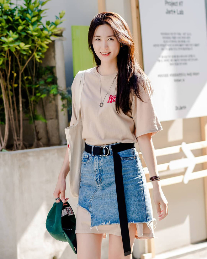 Nếu thích diện áo phông và chân váy ngắn, bạn cần học ngay công thức sơ vin 2 tầng do giới trẻ Hàn vừa khởi xướng