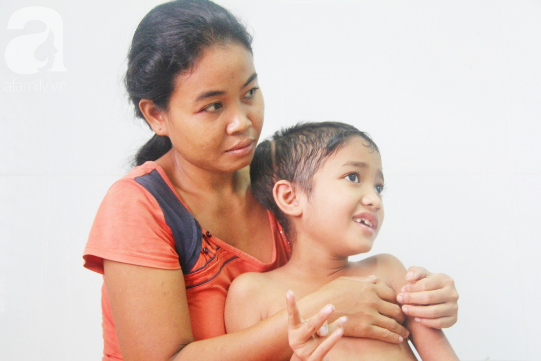 Không có tiền chữa bệnh, bé trai 10 tuổi bị u não cầu xin bố mẹ cho về nhà sống những ngày cuối cùng gia đình