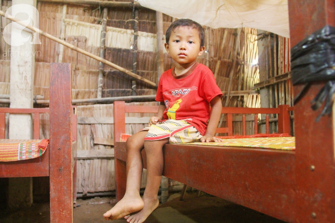 Không có tiền chữa bệnh, bé trai 10 tuổi bị u não cầu xin bố mẹ cho về nhà sống những ngày cuối cùng gia đình