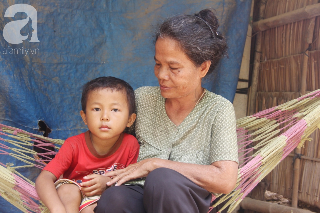 Không có tiền chữa bệnh, bé trai 10 tuổi bị u não cầu xin bố mẹ cho về nhà sống những ngày cuối cùng gia đình