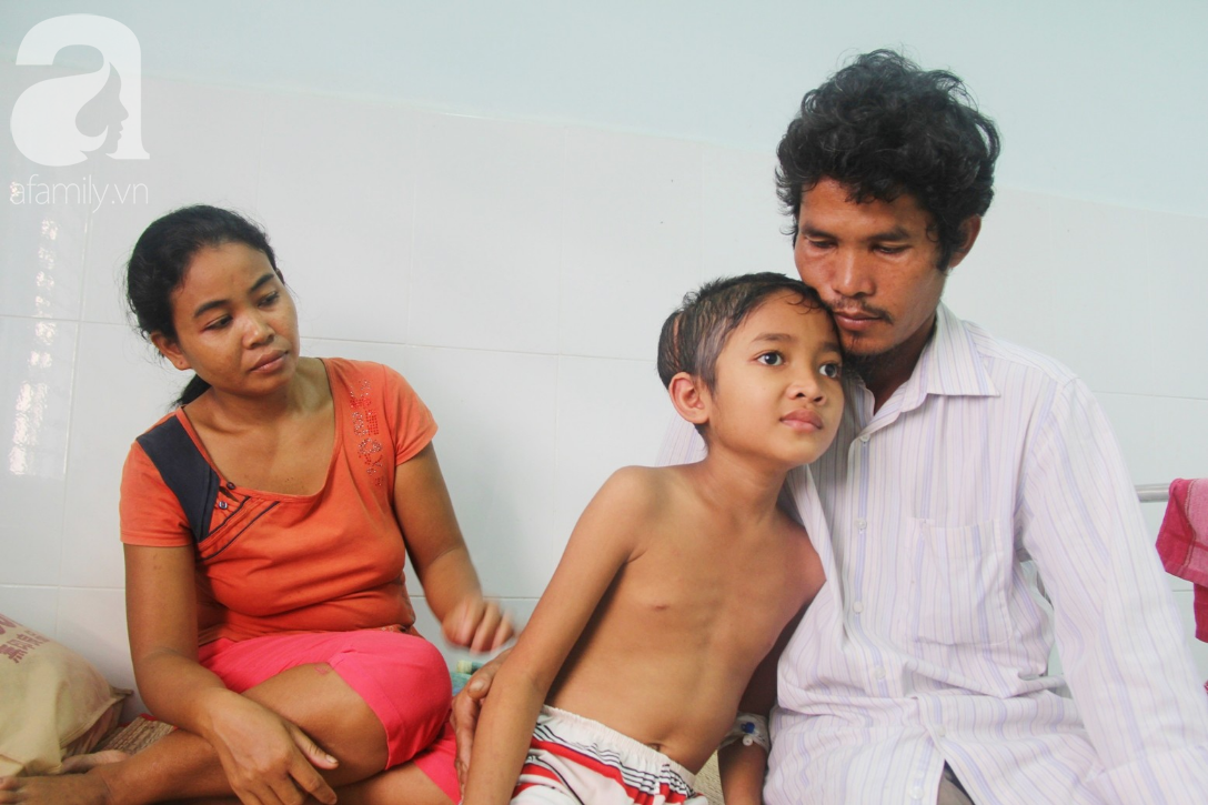 Không có tiền chữa bệnh, bé trai 10 tuổi bị u não cầu xin bố mẹ cho về nhà sống những ngày cuối cùng gia đình