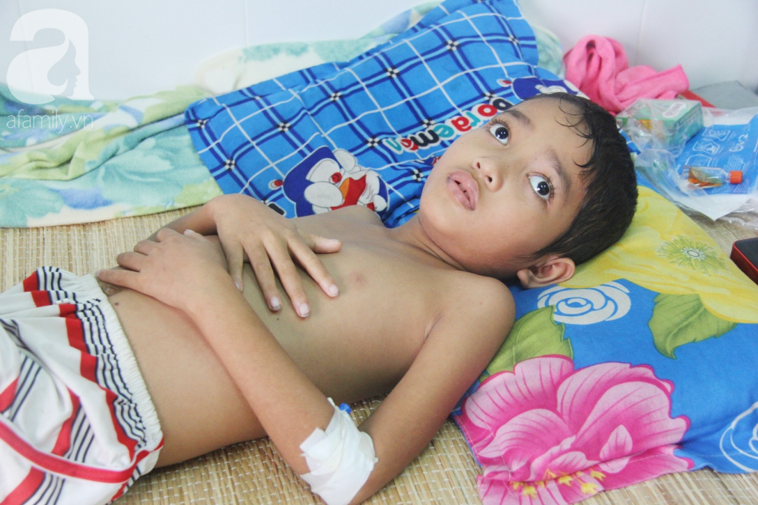 Không có tiền chữa bệnh, bé trai 10 tuổi bị u não cầu xin bố mẹ cho về nhà sống những ngày cuối cùng gia đình