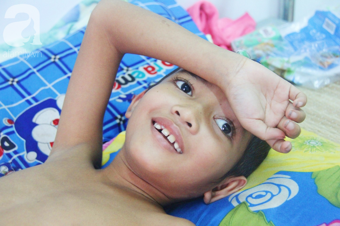 Không có tiền chữa bệnh, bé trai 10 tuổi bị u não cầu xin bố mẹ cho về nhà sống những ngày cuối cùng gia đình