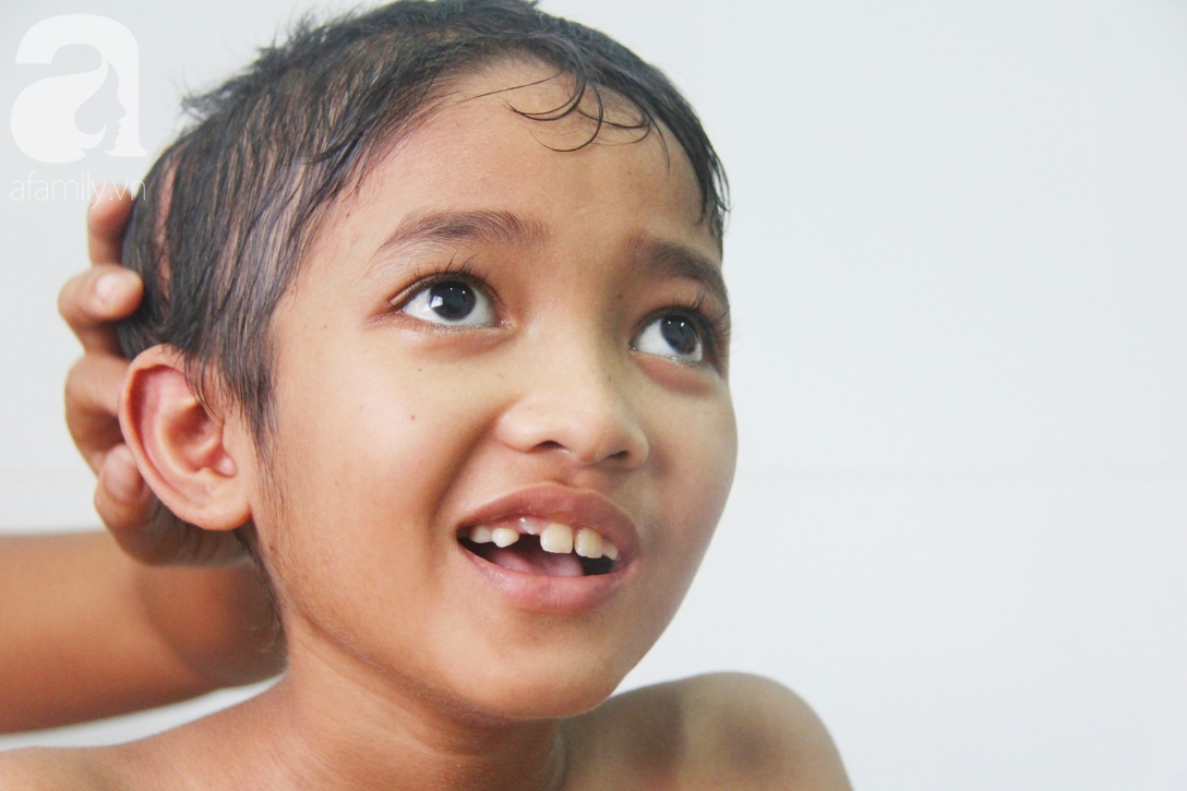 Không có tiền chữa bệnh, bé trai 10 tuổi bị u não cầu xin bố mẹ cho về nhà sống những ngày cuối cùng gia đình