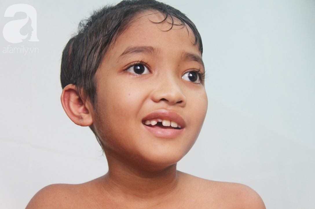 Không có tiền chữa bệnh, bé trai 10 tuổi bị u não cầu xin bố mẹ cho về nhà sống những ngày cuối cùng gia đình