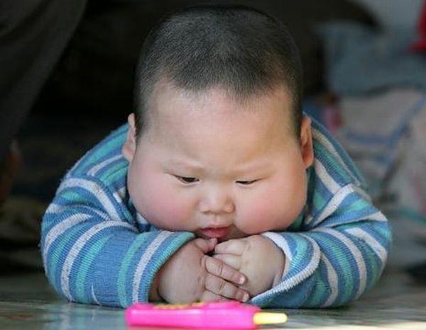 Bé trai đang ngủ say bỗng nhiên tử vong, cha mẹ hối hận khi để con gặp tình trạng này