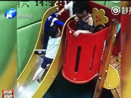 Chơi cầu trượt, bé trai đạp thẳng vào ngực bạn làm gãy tay nhưng cách ứng xử của người mẹ còn gây phẫn nộ hơn