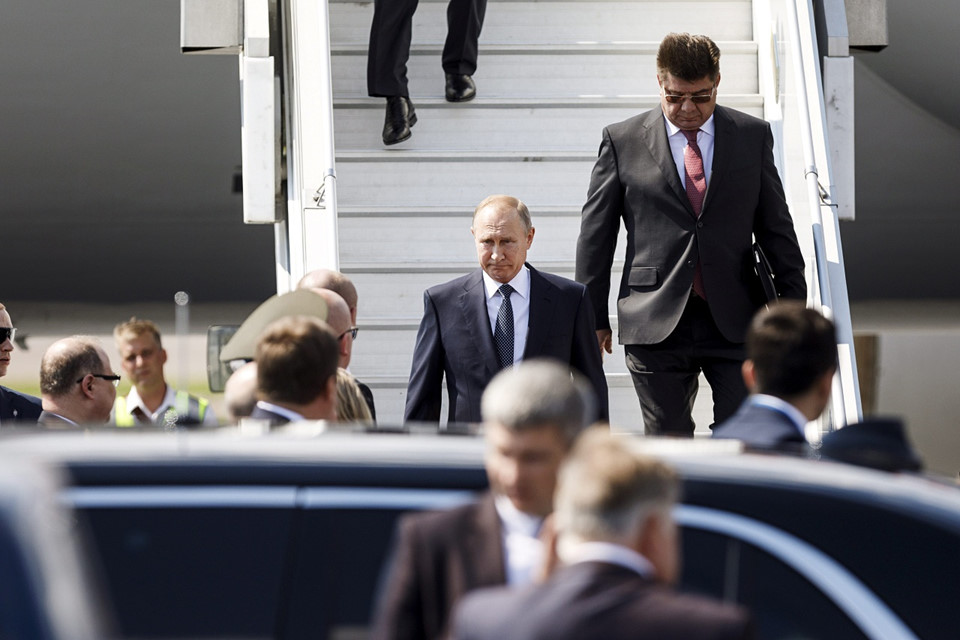 Cận cảnh 2 chuyên xa mới lần đầu hộ tống Tổng thống Nga Putin Cận cảnh 2 chuyên xa mới lần đầu hộ tống Tổng thống Nga Putin