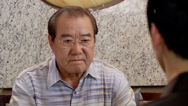 Không ưa con dâu từ ngày ra mắt, bố chồng luôn tìm cách gây khó dễ, còn vu cho cô trộm tiền của mình